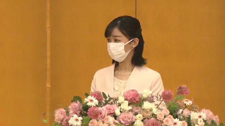 佳子さまは、「日本乳癌学会」の式典に、淡いピンクの装いで出席された。