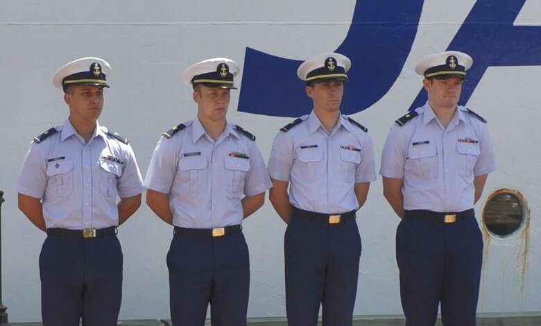 アメリカ沿岸警備隊士官学校の学生達