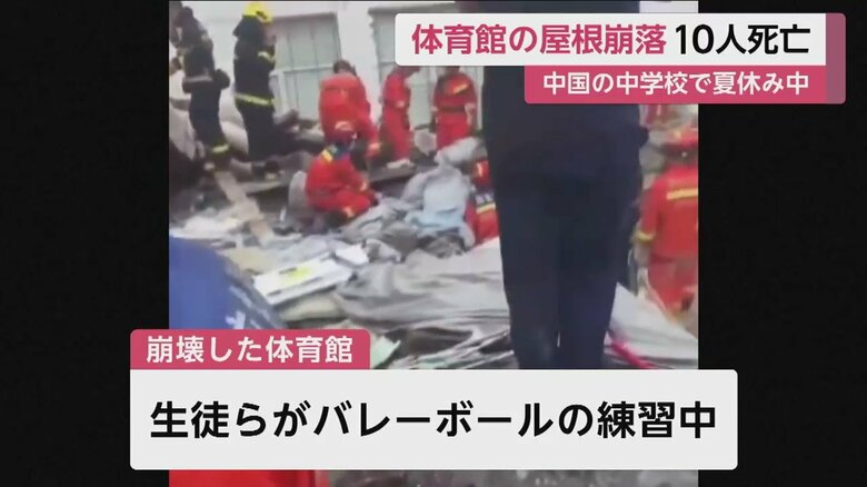 がれきなどが散乱する内部