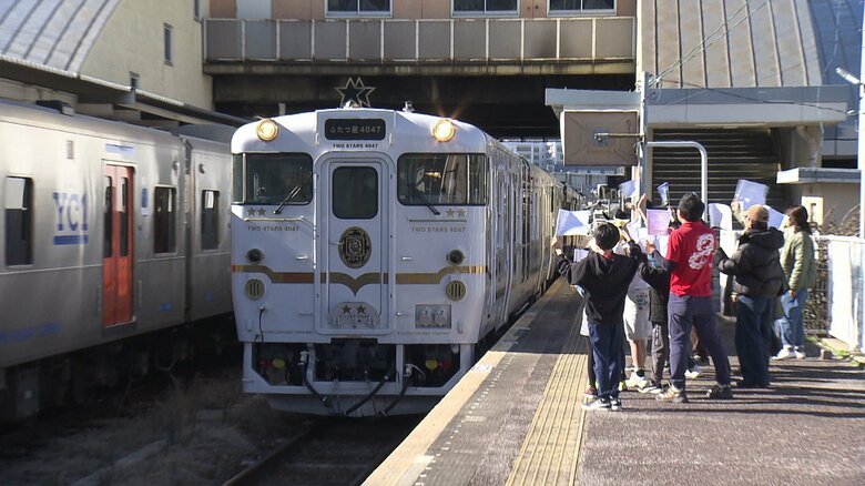 長与駅は観光列車「ふたつ星4047」が停車