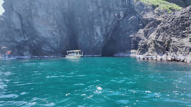 鳥取・岩美町のコバルトブルーの海と神秘的な洞窟