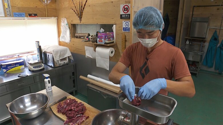 クマの肉を丁寧に処理する石黒さん