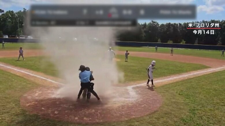 少年を後ろから抱きかかえる青年
