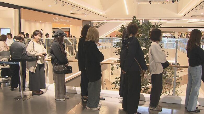 「Trineeds DONUT」の行列