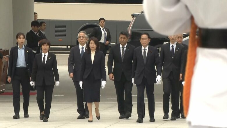 7日午後、ソウルの国立墓地を訪れた岸田首相
