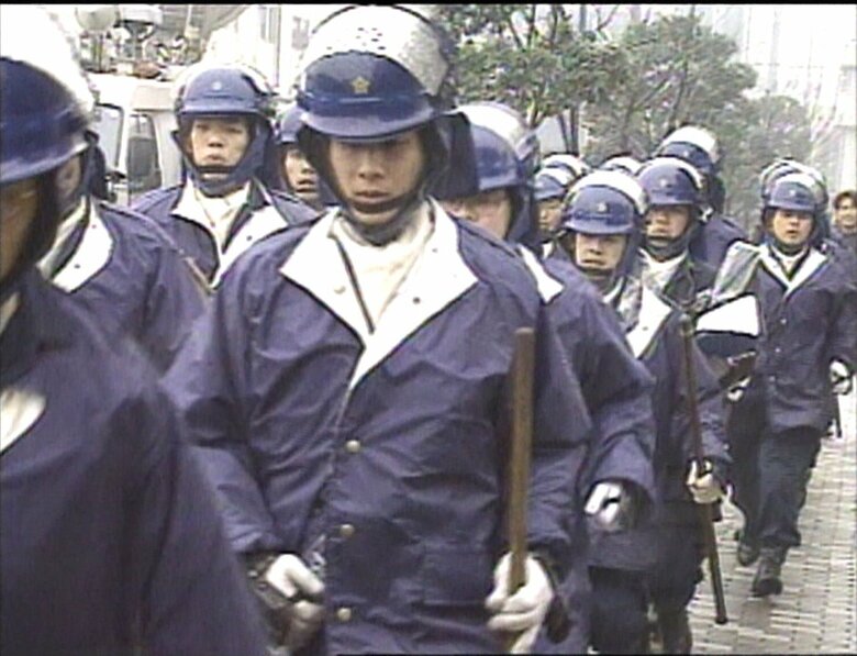 銃撃事件の当日、現場には多数の機動隊員が投入された　1995年3月30日