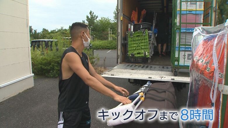 トラックに荷物を積み込む