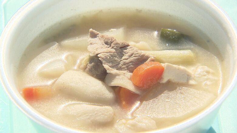 宮城風芋煮　こちらは豚肉を使用　スープはみそベースだ