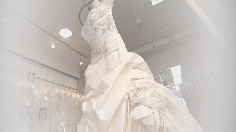 新型コロナで結婚式延期 失意の花嫁にウェディングドレスを無料プレゼント 一体なぜ