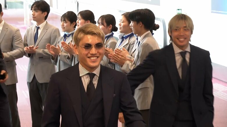 羽田空港に到着した堂安選手、伊東選手