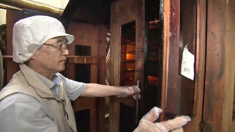 岩手大槌サーモンの燻製を作る新谷洋一さん