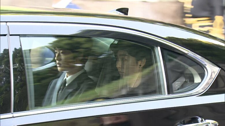 斂葬の儀に向かう佳子さまと悠仁さま　11月26日
