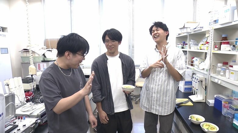 データ収集のため実食を繰り返した3人（左から）寺門優さん、千葉漣翔さん、中舘陵映さん
