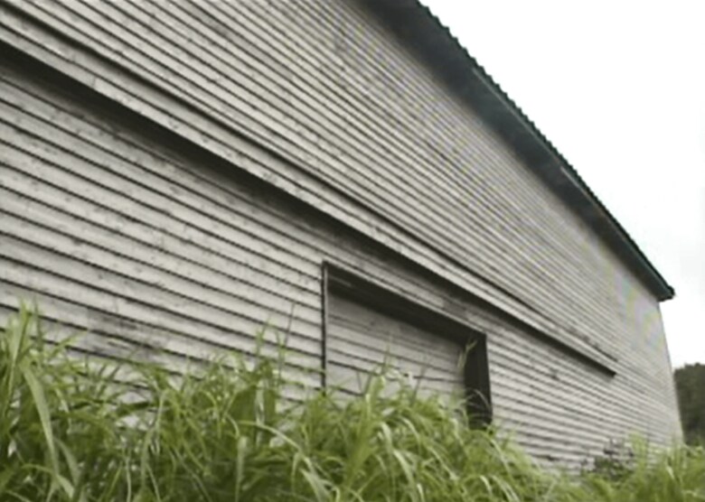 建物の近くに行っても人の気配はない