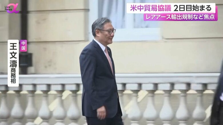無言で会場入りする中国・王文濤商務相
