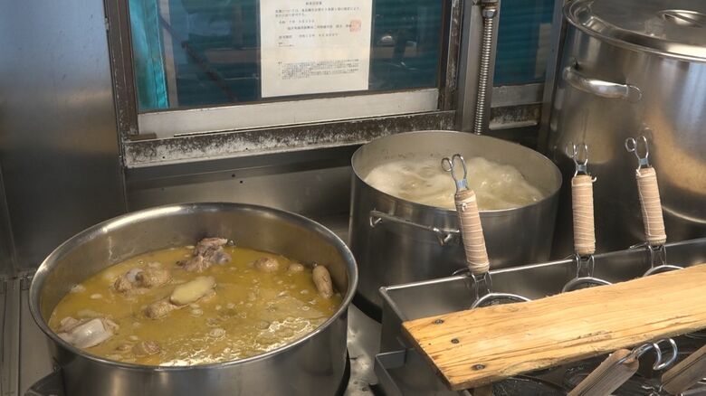 最低6時間は煮込む豚骨と鶏ガラのダブルスープ