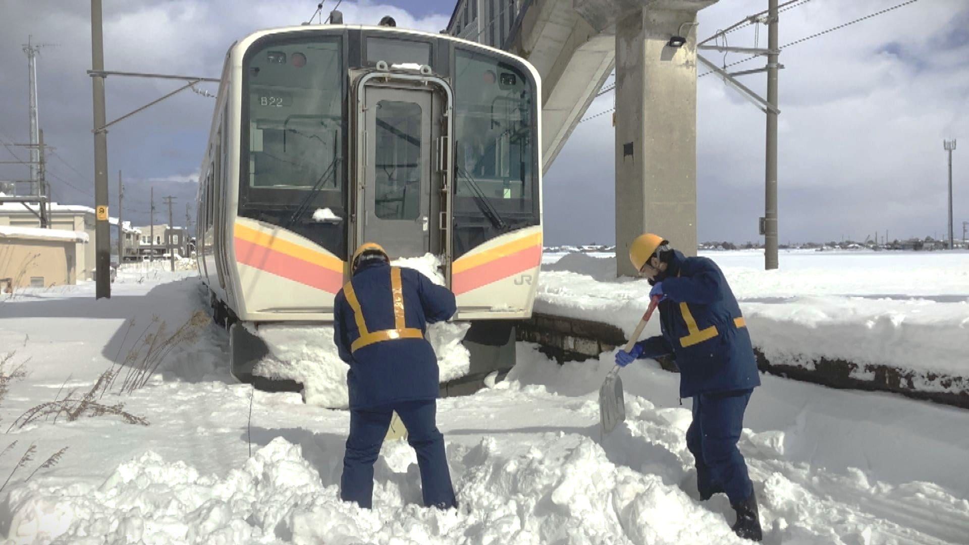 【大雪】JR駅に乗客約570人足止め…救済まで最大8時間40分も新潟支社長「駅と駅の間に止めないように…」過去には駅間に立往生で救済まで15時間超