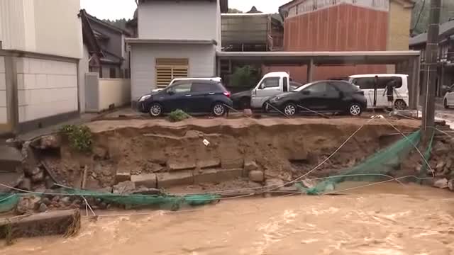 富山・氷見市で住宅の1階がつぶれる被害　土砂崩れ20カ所超、4集落孤立で約490戸停電