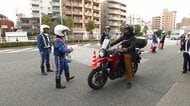 バイク死亡事故増加で警視庁が注意呼びかけ　利用者にチラシ配布　右折の車と直進バイクの事故多発