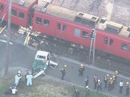 列車が踏切内でトラックと衝突 現場付近で現在運転見合わせも乗客・乗員約50人にケガなし