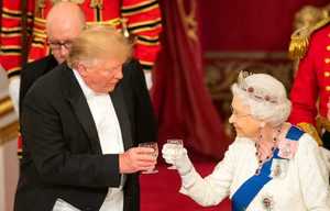 日英でこんなにも違う“国賓”としてのトランプ メラニア夫人の帽子はヘルメット?