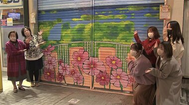 果物にコスモス…シャッターアートで夜の商店街に彩り 大学生がコロナ禍の店を応援「皆で描き達成感」【長崎発】