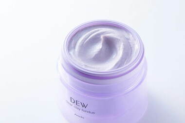 キーワードは“約3分間のどろとろ”。DEWの“Skincare holic(※1)”第二弾は肌を浄化するかのような、 洗顔アイテム。使い心地がクセになる、クレイマスク洗顔でお手入れに没頭してほしい。
