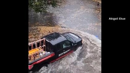 NYマンハッタンで冠水被害…走行中のバスは水浸し、ゴミ箱はプカプカ、地下鉄は滝のような雨漏り