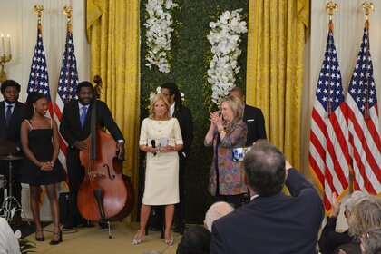 ヒラリー氏の“カムバック”に熱狂　苦境のバイデン氏もうらやむ人気ぶり　世界文化賞とホワイトハウスの深い関係