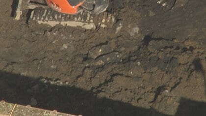 都心の工事現場で“不発弾”様のもの発見…土中から露出し工事中断　JR高輪ゲートウェイ駅周辺で　東京・港区