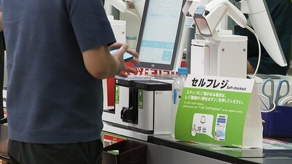 ファミマに1台2役の“二刀流”レジ　「セルフ」と「有人」を切り替え