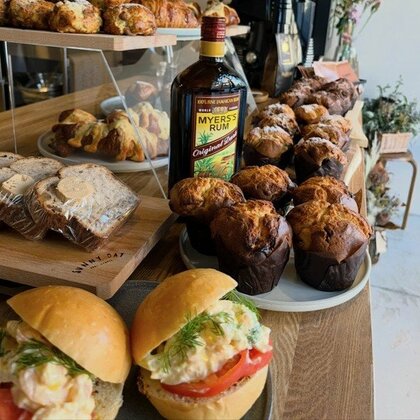 選べる具材のエッグベネディクトが人気…昼も夜も通いたくなる一社の隠れ家カフェ しっとり寝かせたフレンチトースト