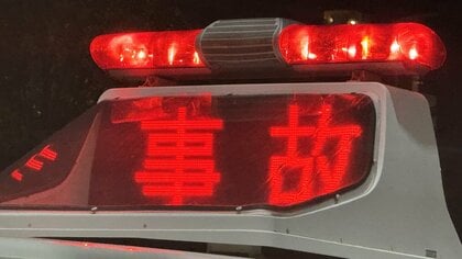 92歳女性が運転の車が縁石に乗り上げ、そのまま走行…ブロック塀に衝突、敷地に止まっていた車に衝突、住宅の壁に衝突して横転　病院に搬送、負傷程度は確認中