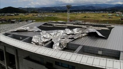 サッカースタジアムの屋根めくれる　鳥取で“台風並み”強風　看板落下や倒木相次ぐ