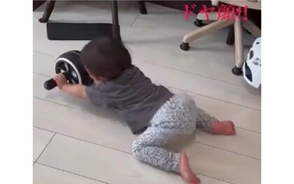 1歳女児が腹筋ローラーで“筋トレ”!? 上手に使いこなしドヤ顔も…体幹がすごいの?母親に聞いた