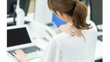 首や指をポキポキ鳴らすのは体に悪影響!? 「危険な場合があります」専門家に理由を聞いた