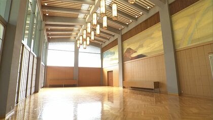 「日月の間」東山魁夷氏の「日月四季図」(右に見えるのが夏の虹)