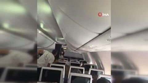 乗客らが旅客機の急降下を食い止める　墜落させようとした副操縦士を拘束