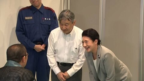 両陛下　熊本地震被災地訪問から帰京　くまモンのバッジを胸に被災者を見舞われる