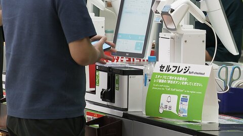 ファミマに1台2役の“二刀流”レジ　「セルフ」と「有人」を切り替え