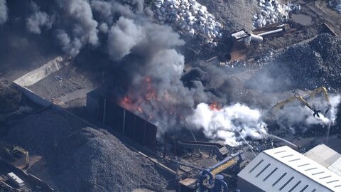 4時間以上経過も炎と黒煙…スクラップ置き場で火災　屋外に保管の鉄くずなど焼ける　宮城・七ヶ浜町