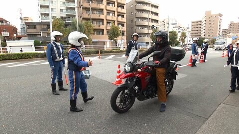 バイク死亡事故増加で警視庁が注意呼びかけ　利用者にチラシ配布　右折の車と直進バイクの事故多発