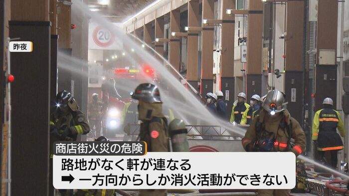消防による消火活動（6月23日夜）