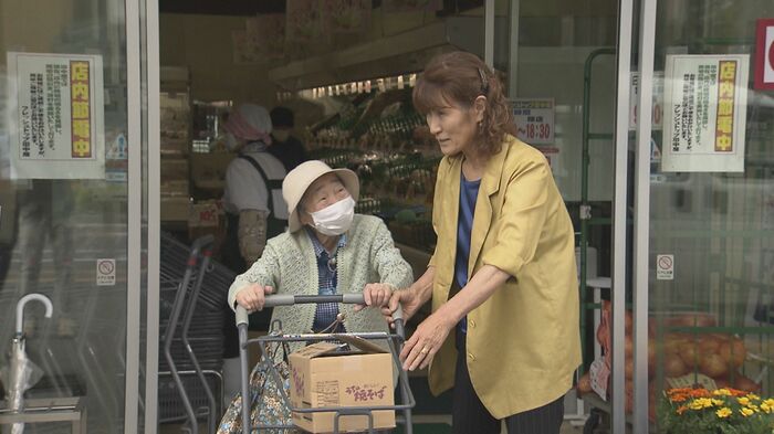 宮本さんは買い物に付き添う