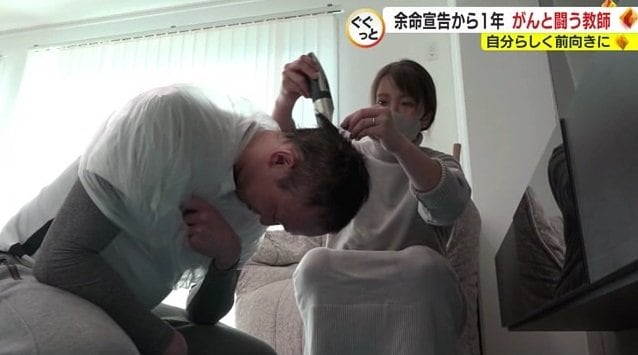 榛葉さんの髪を刈る妻・美咲さん