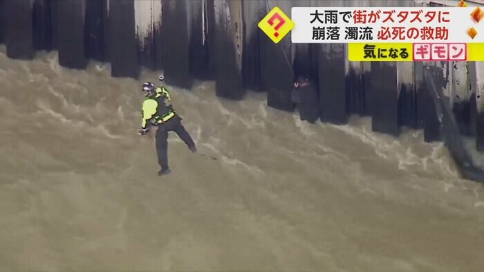 レスキュー隊員がヘリコプターから降下する