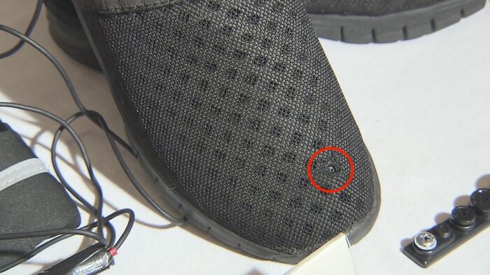 男が盗撮に使用したサンダル つま先部分近くに小さな穴があり そこに5ミリほどの小型カメラを仕込んでいた