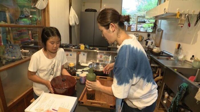 娘のりっかちゃんも、一緒におもてなしの準備をする