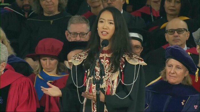 ハーバード大学の卒業式で演説する蒋雨融さん