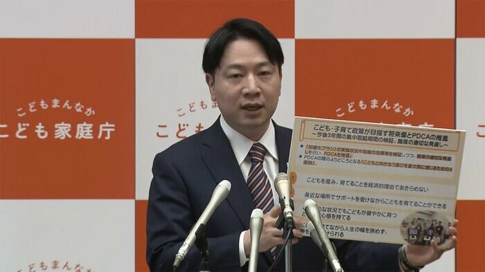 「異次元の少子化対策」たたき台を発表した小倉将信こども政策担当相(3月31日)